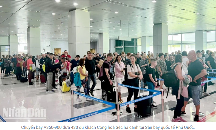 체코 관광객 430명 태운 A350-900항공기가 푸꾸옥 국제공항에 착륙했습니다