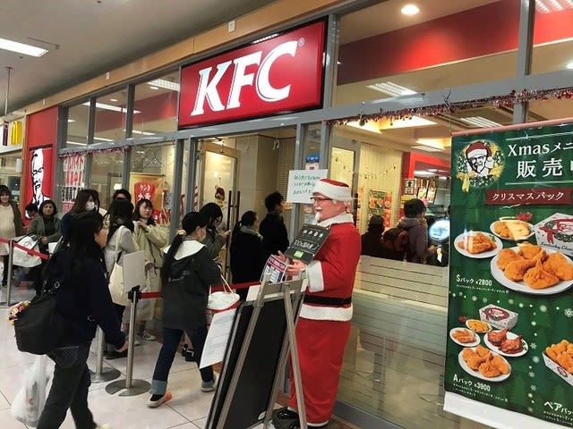 크리스마스 시즌의 프라이드 치킨 특수를 누리는 일본 한 KFC 매장.