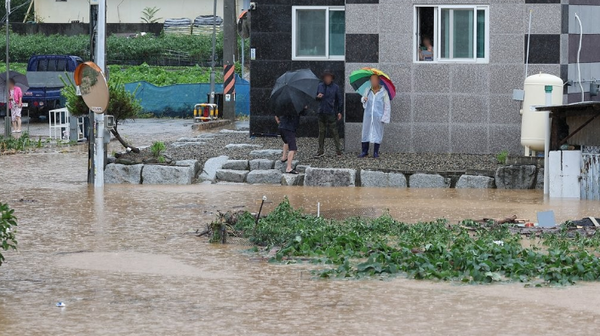 23.8.10. 대구 군위군의 마을 주민들이 태풍 ‘카눈’에 고립된 모습 / 출처 = 연합뉴스