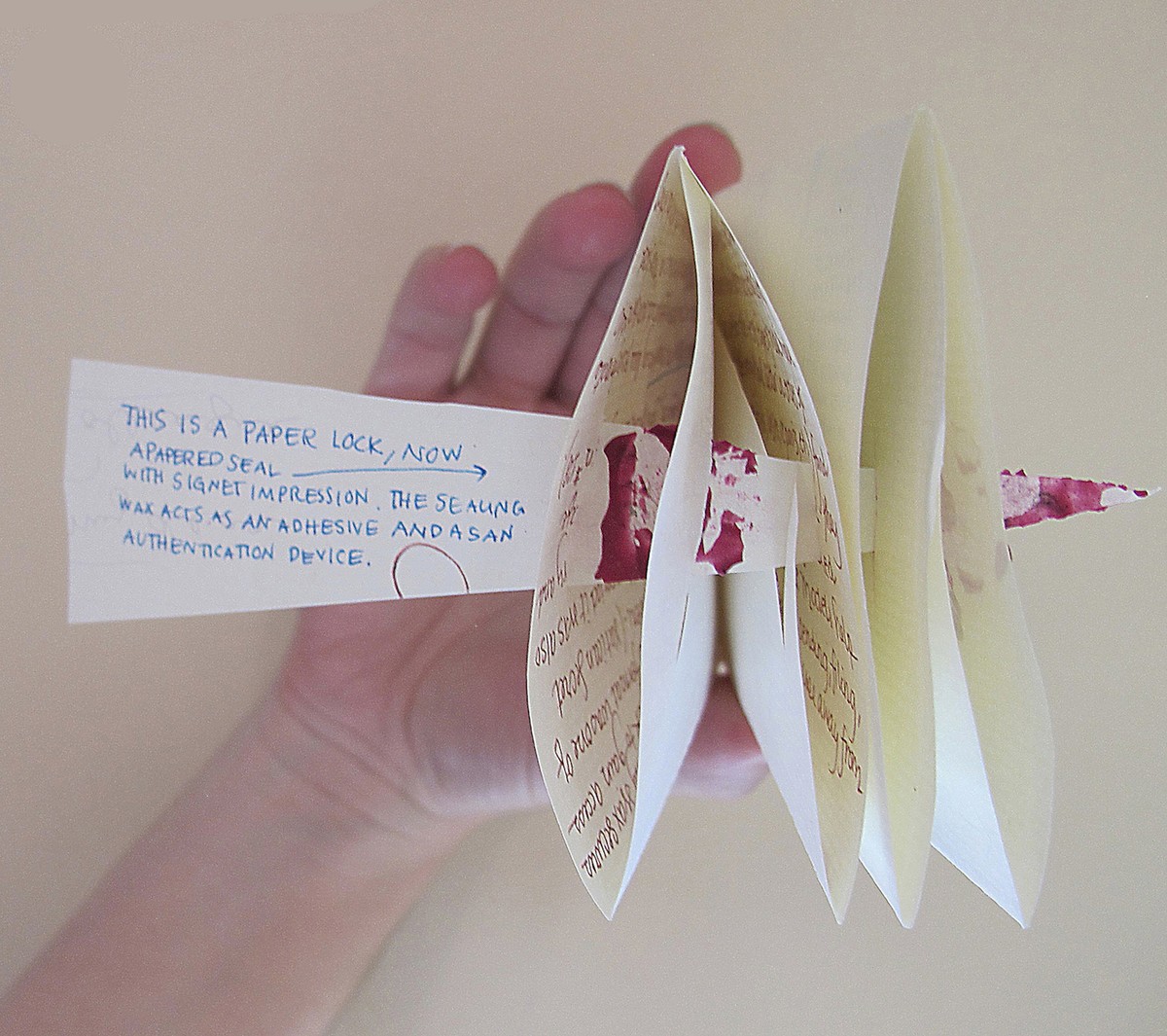 레터패킷의 예시입니다. 이미지 출처: https://en.wikipedia.org/wiki/Letterlocking#/media/File:Letterlocking.jpg, CC-BY-SA 4.0