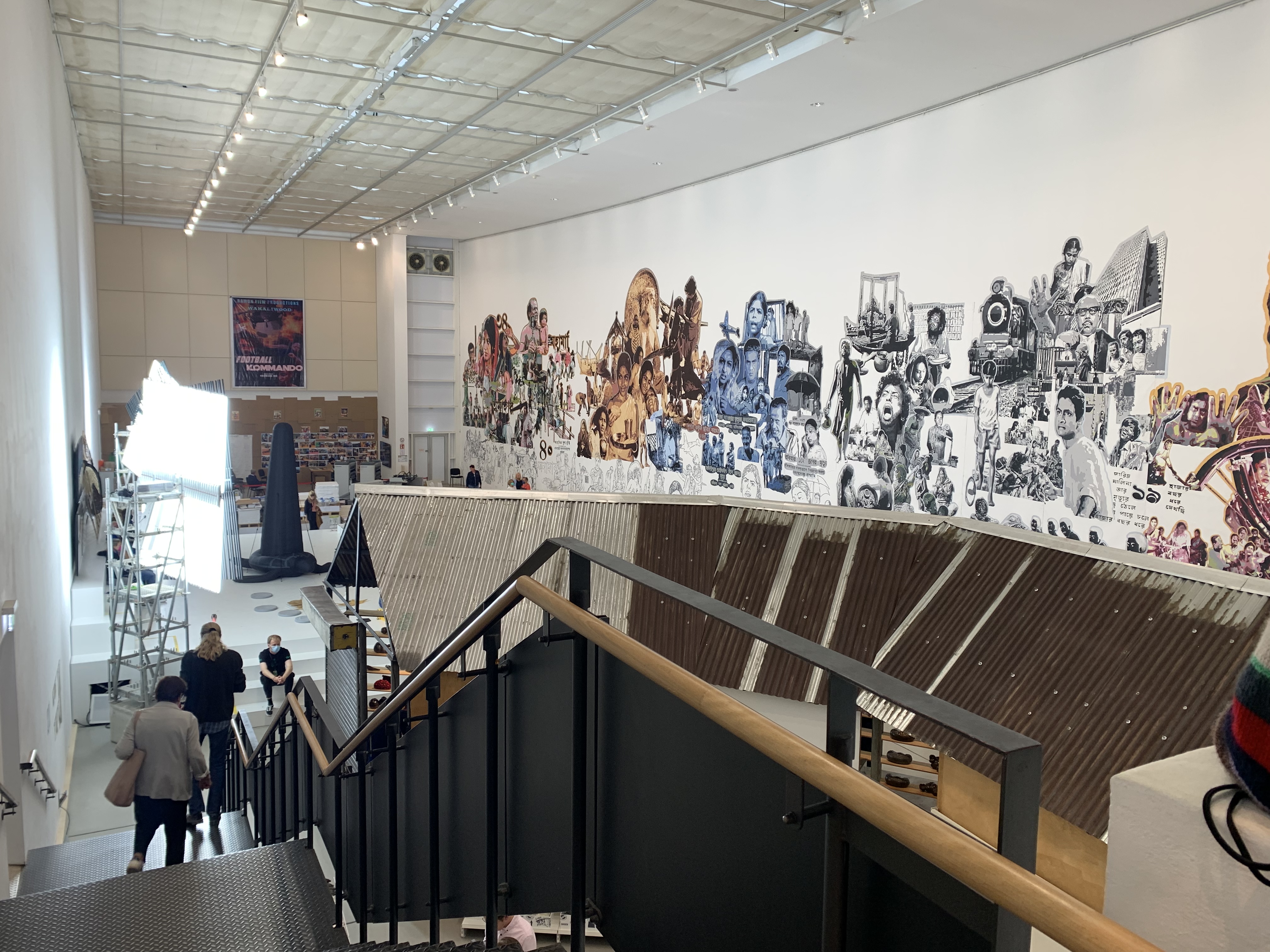 중심부에 있는 다른 전시장. 전시장이 한 10군데 정도는 됨. 여기는 인도 영화 중국 영화 우간다 영화 쿠바 영화 이런걸 틀어줘서 매우 즐겁게 봄.&nbsp;