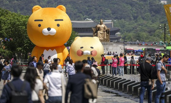 광화문 광장에 마련된 카카오프렌즈 캐릭터 포토존(출처=조선일보)