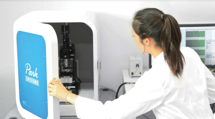 파크시스템스 연구용 원자현미경으로 연구하는 모습. 사진 파크시스템스