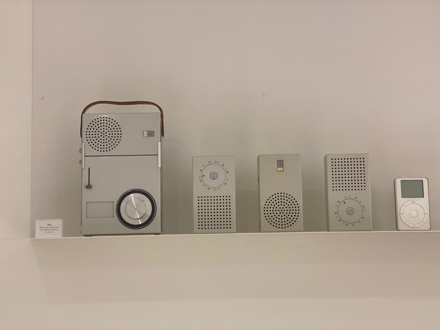 TP1(맨 왼쪽)과 교체해서 끼울 수 있는 부속품, 그리고 아이팟(맨 오른쪽)