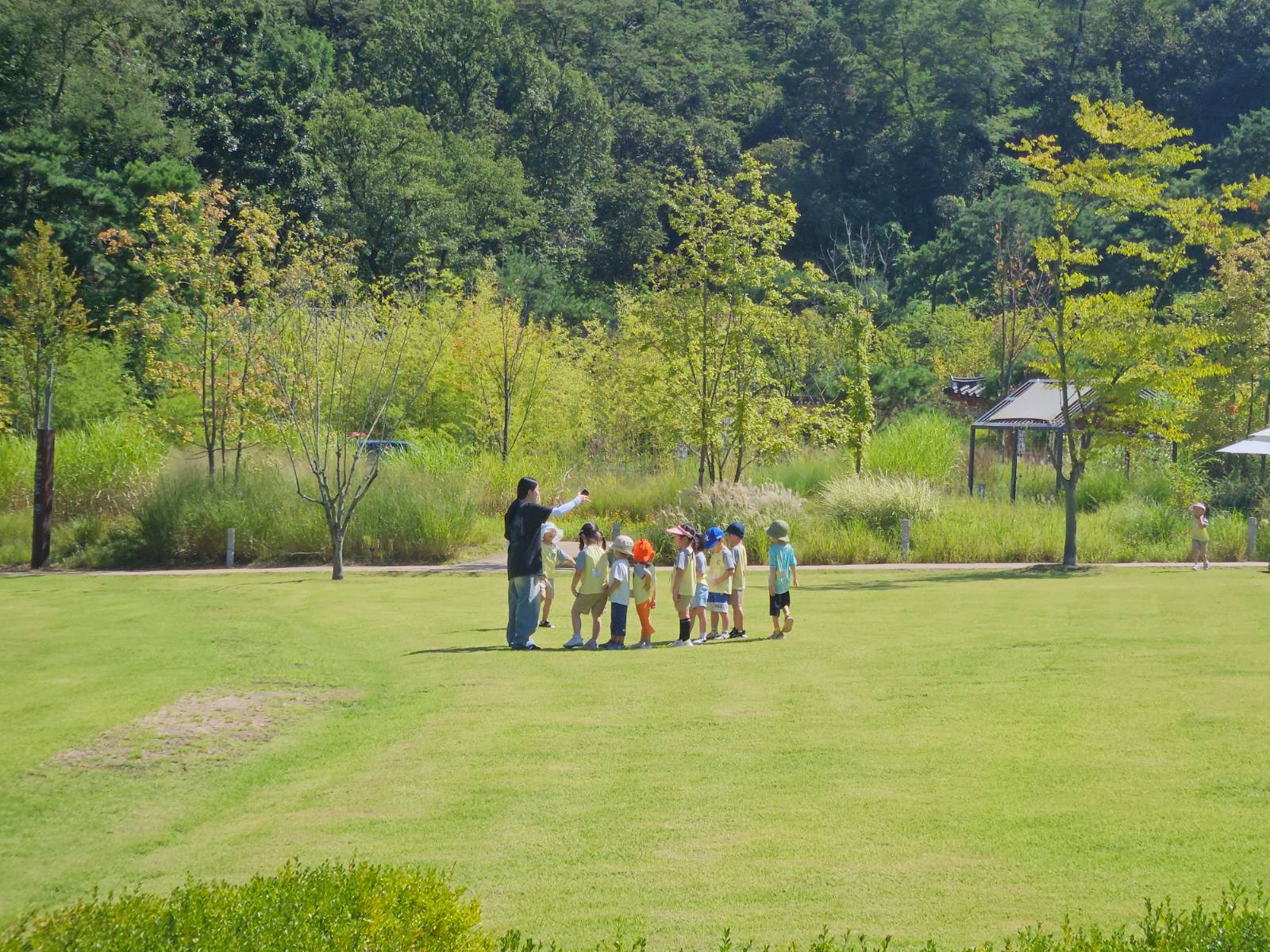아직 한낮의 볕은 뜨거운데 친구들이 놀러와 술래잡기를 합니다. 이런 모습엔 뭉친 맘이 슥 풀립니다.