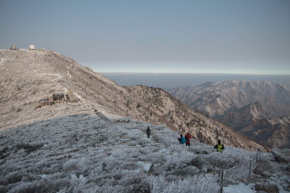 [산에 대체 뭐가 있는데요?] 산타면 썸타게 되는 이유의 썸네일 이미지