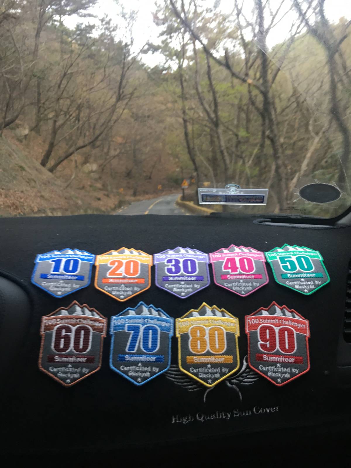 아웃도어 블랙야크는 블랙야크가 선정한 전국 100대 산을 오르는 인증 프로그램 '블랙야크 100대 명산'을 운영했다. 정상에서 블랙야크가 제공하는 타올을 들고 인증사진을 찍어 앱에 업로드하면 산 높이만큼 포인트를 준다. 점점 인증에 빠져 더욱 등산러의 길로 가게 되었고, 양산 천성산, 부산 금정산, 경주 남산 3개 산의 블야 인증을 하고자 1박 3산을 떠났던 날, 100대 명산을 거의 다 채워가는 진짜 등산러, 등산고수와 함께 차를 탔다.&nbsp;&nbsp;