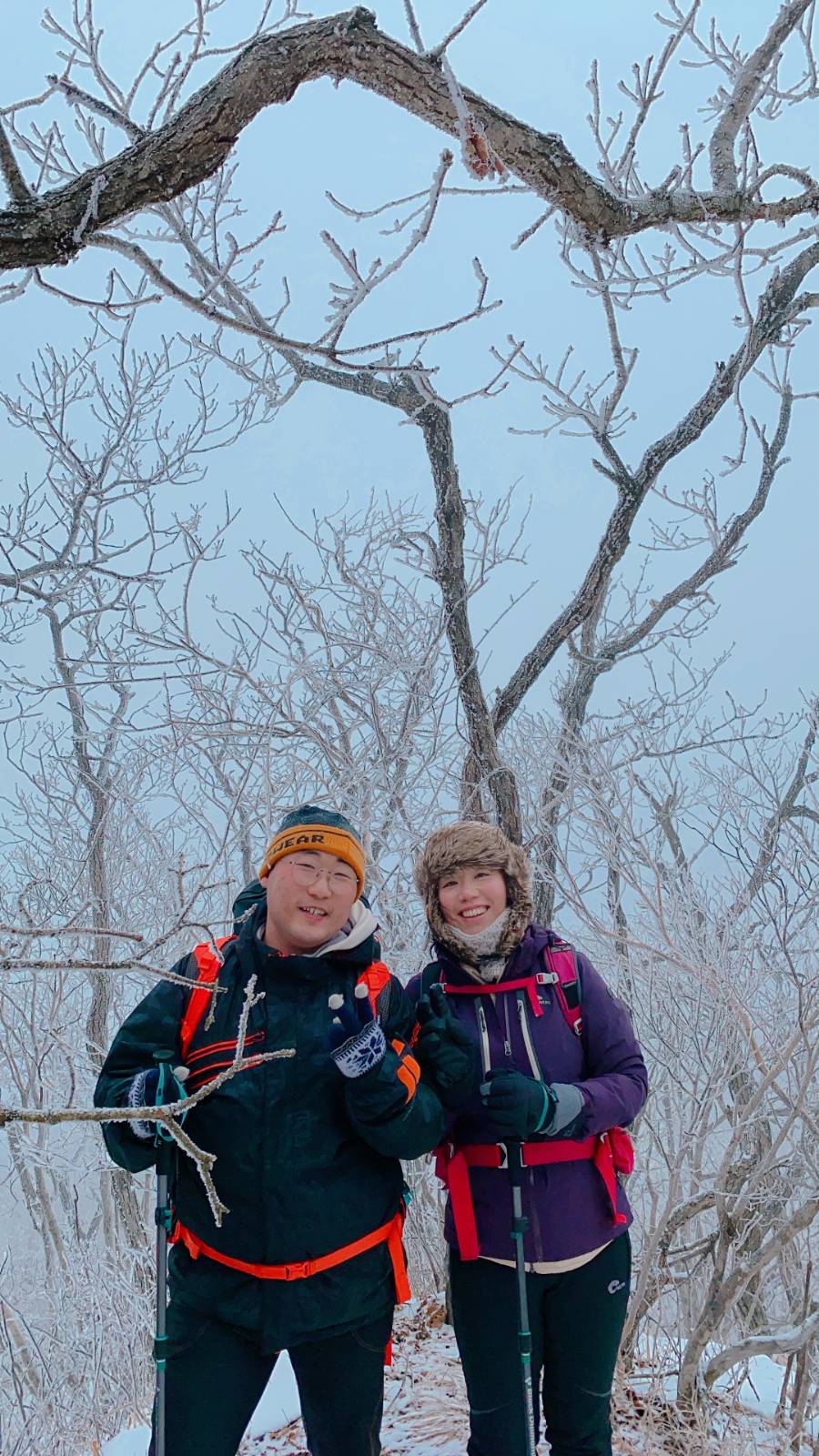 코로나19가 전국에 퍼지기 직전, 마스크 없이 다닐 수 있었던 거의 마지막 산행이 아니었나 싶은데 민주지산에서 둘이 함께 사진을 찍었다.