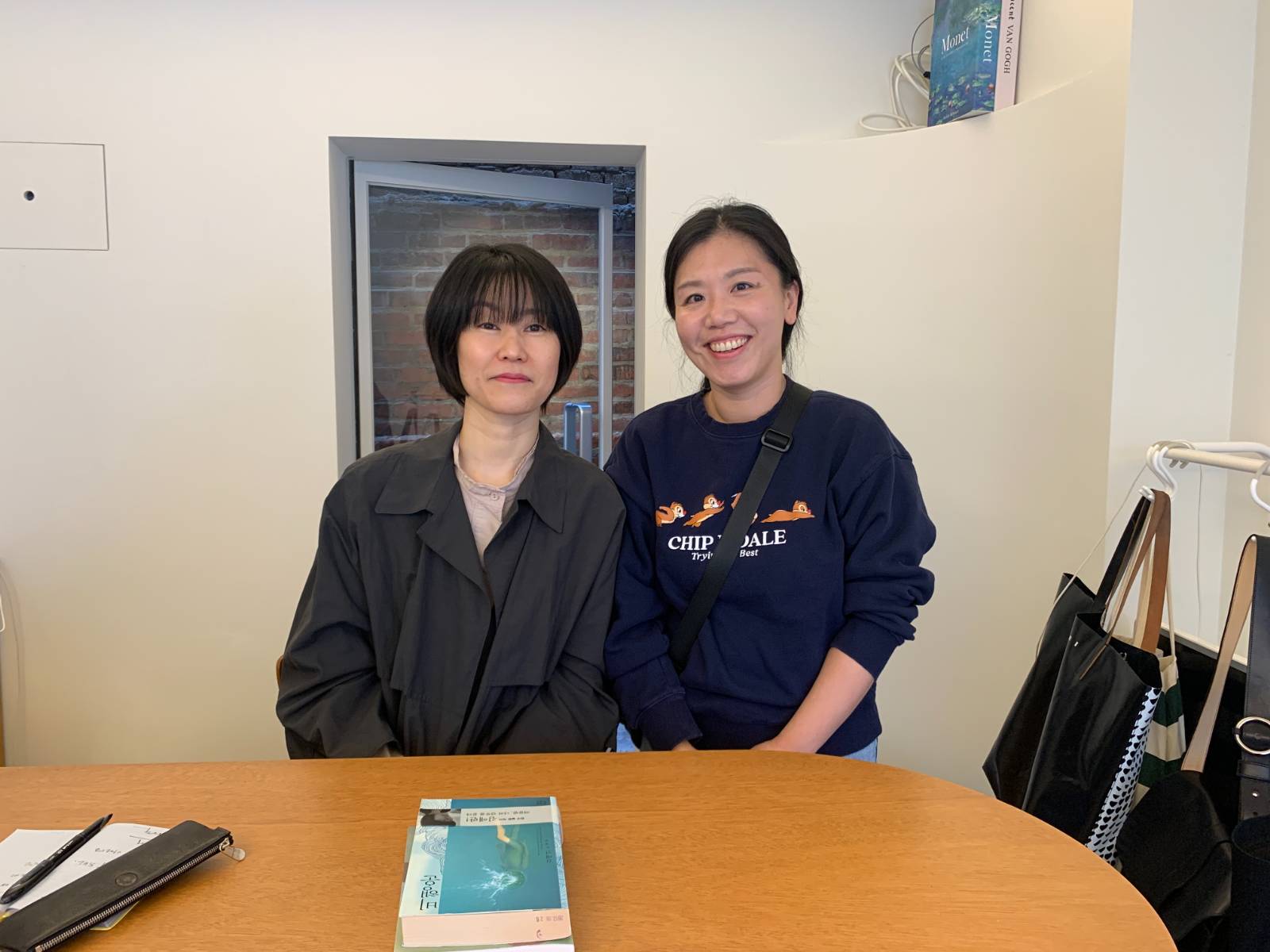 작년 한글날, 서촌 작은서점에 김애란 작가가 온다는 소식을 듣고는 제일 좋아하는 책 《비행운》을 들고 사인을 받으러 다녀왔다. 《이중 하나는 거짓말》를 출간하며 진행하는 서점 투어 이벤트 같았는데, 다음 책도 쓰고 있고 내년에 나올 거라는 얘기를 해주셨던 기억이 난다. 그때 다음 책으로 언급한 소설이 《안녕이라 그랬어》였던 듯하다.