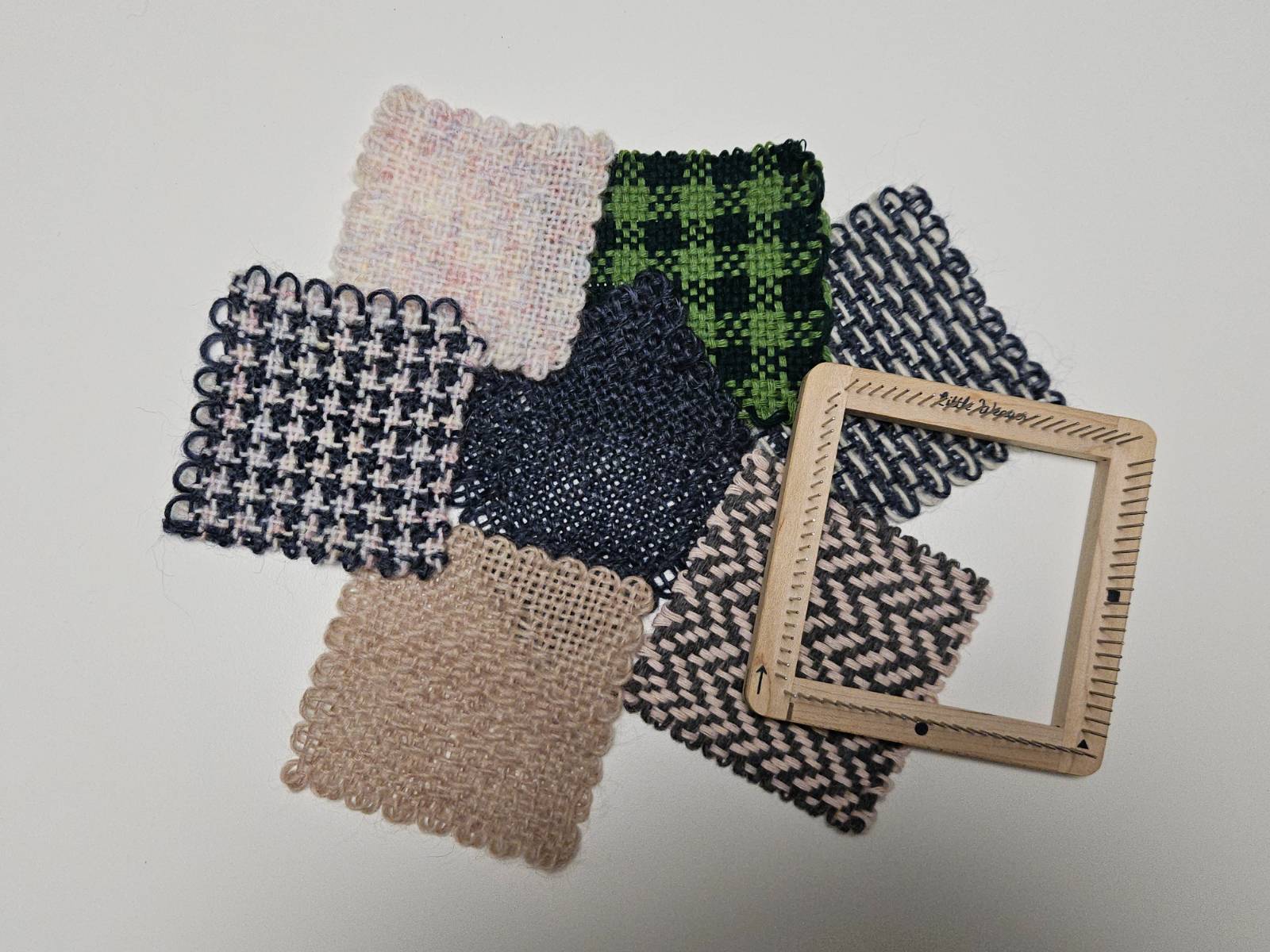 요즘 손바닥만한 틀에 씨실과 날실을 엮어 직물을 만드는 위빙에 빠져 있다. 하루하루의 작은 루틴들을 실처럼 엮다 보면 그럴싸한 차받침이라도 하나 만들 수 있겠지 ㅎㅎ