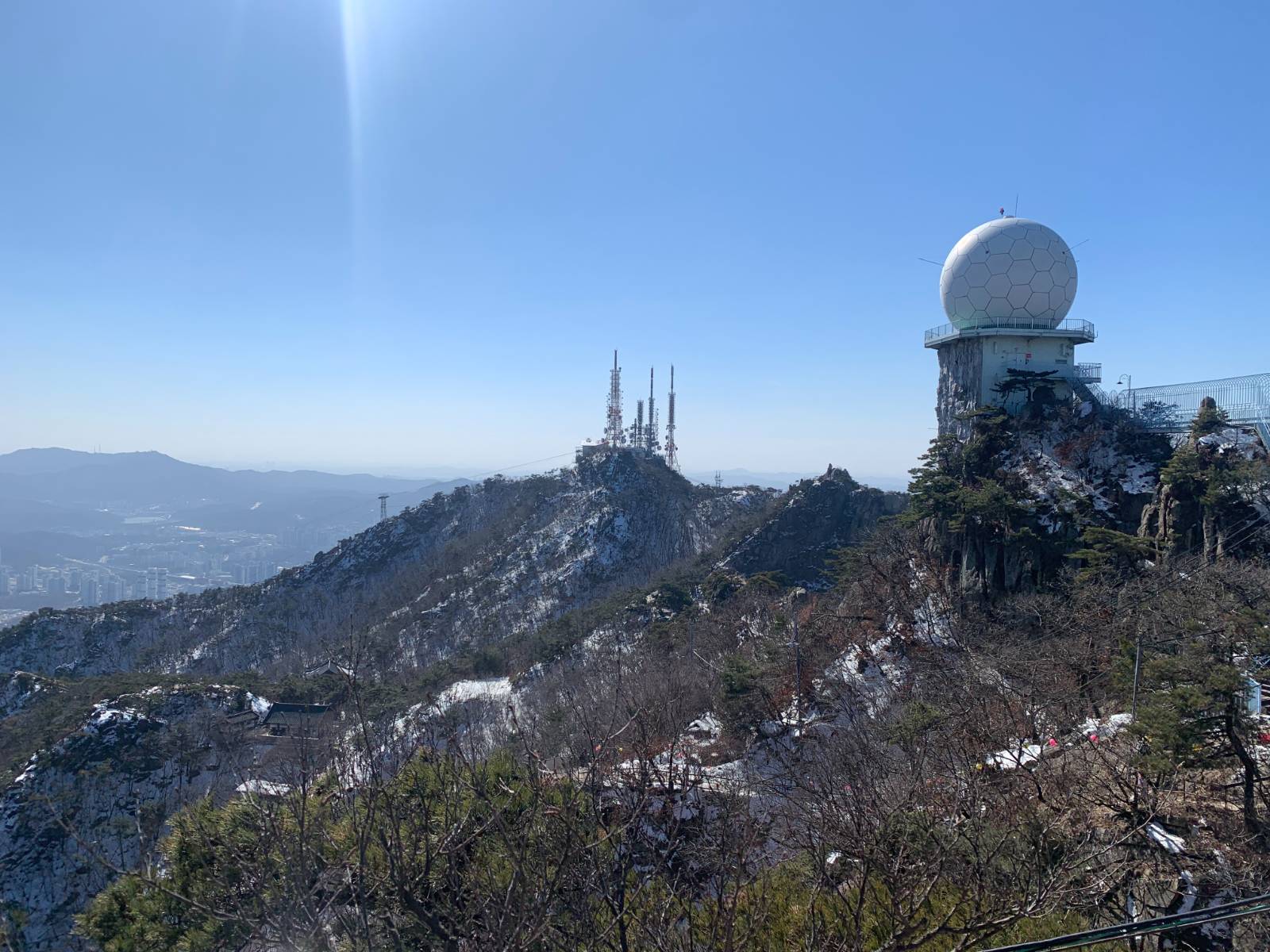 관악산 정상에서 나무 사이로 연주암이 보인다.