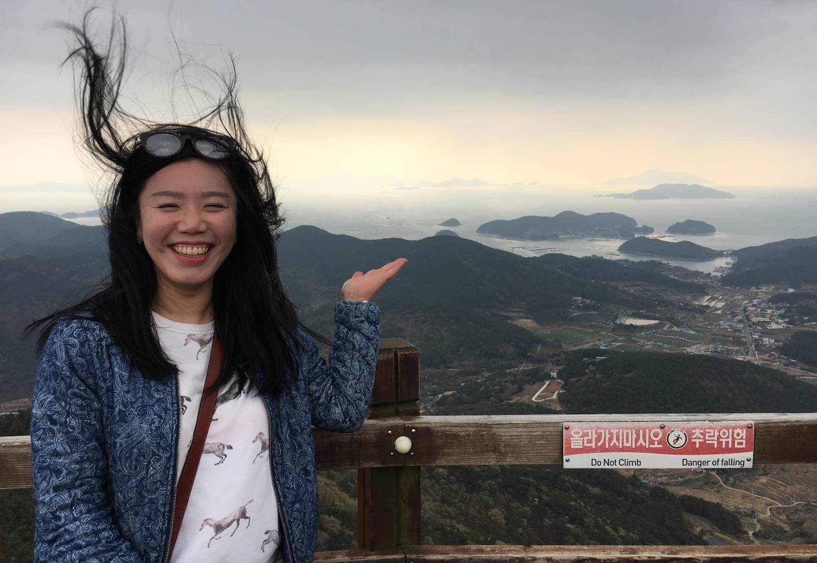 통영 시내, 바다와 섬이 한 눈에 보이는 미륵산 정상에서 머리카락이 용솟음치는 줄도 모르고 즐거웠다.