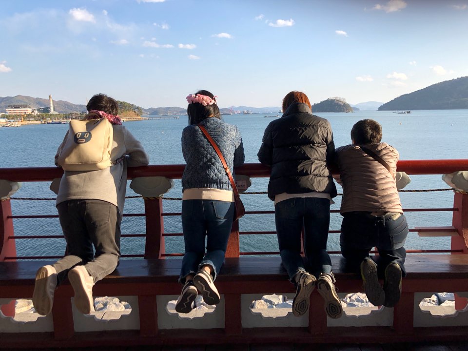 뭘 보고 있었는지는 모르겠지만, 통영을 한참 걸어다녔던 기억이 나요.