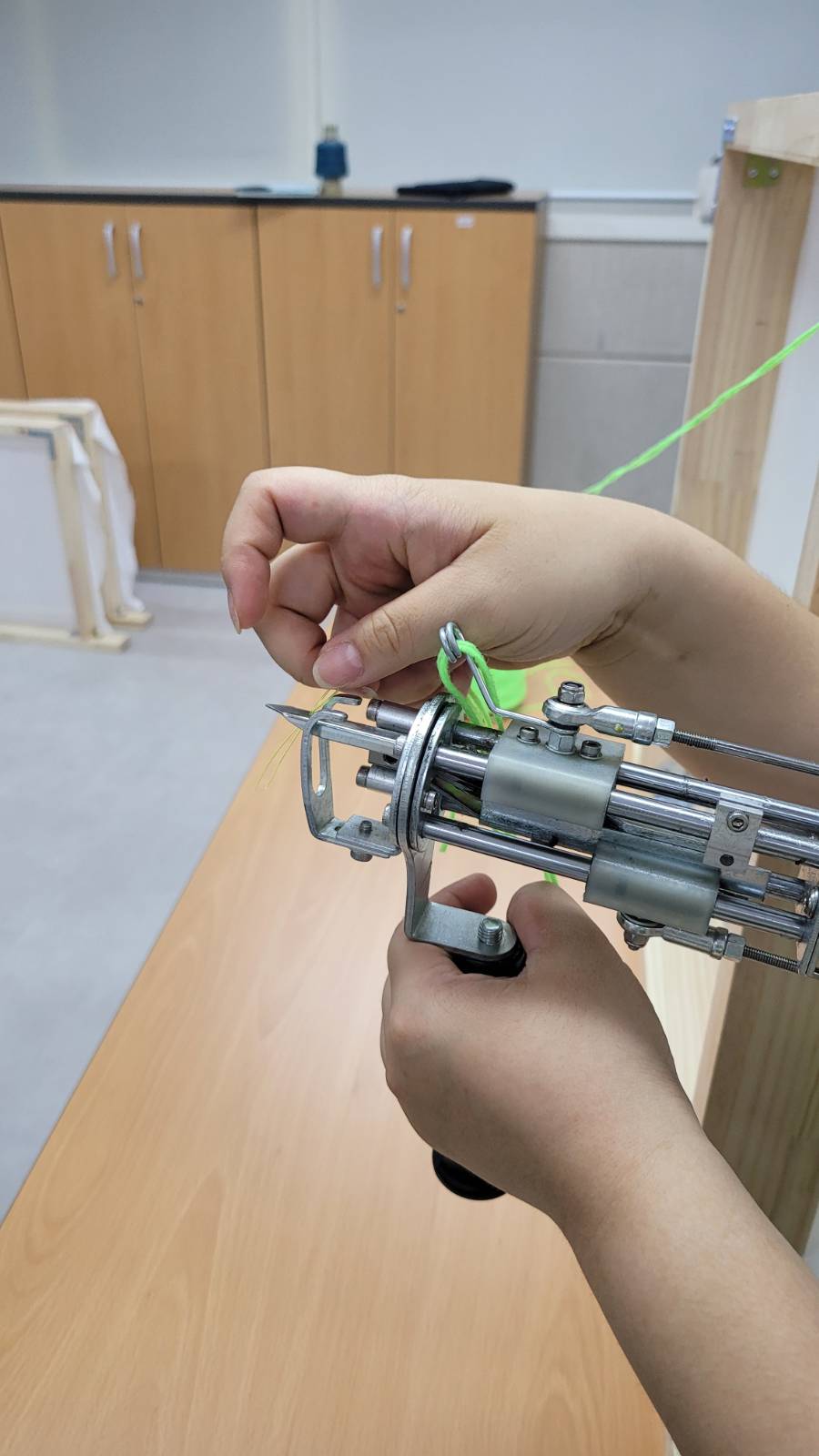 터프팅 건에 실을 꿰어