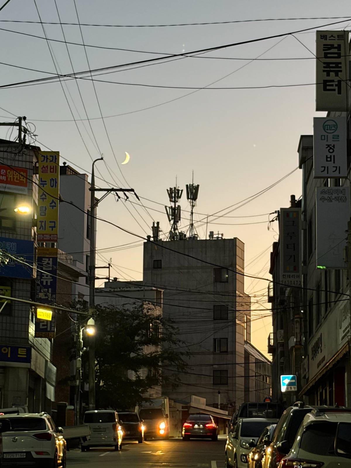 장거리 출퇴근은 무지 힘들고 피곤하지만, 일단 일터에 도착하면 그 지역에서만 느껴지는 정취와 특유의 활기가 저에게 좋은 영감과 에너지를 주곤 합니다. 제가 일하는 공간을 찾는 사람들에게도, 그 사람들을 발굴하고 연결하는 역할을 하는 제게도 각자의 좋은 무대가 마련되기를 빌어봅니다.