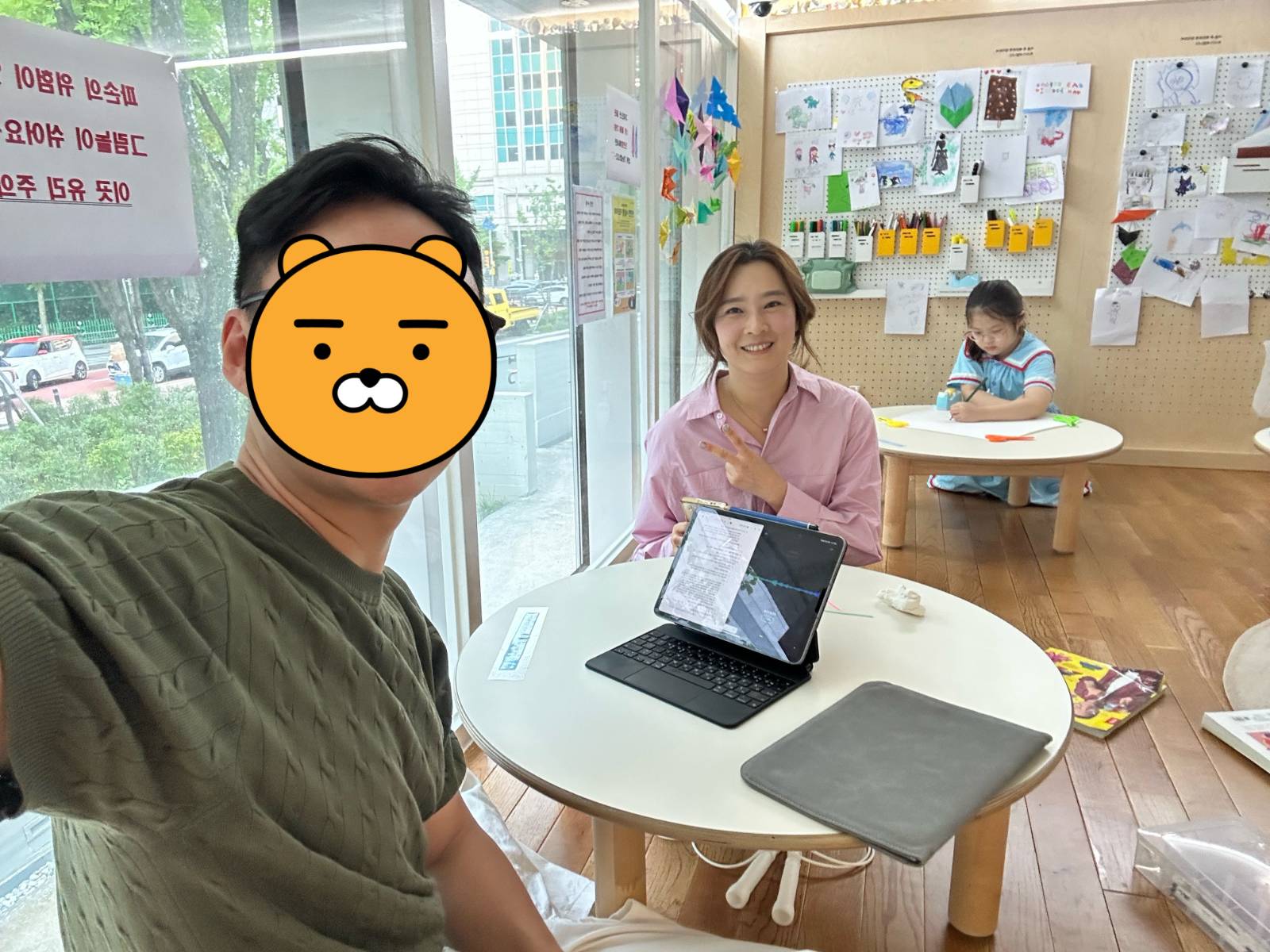 키즈카페 구석에서 진행했던 인터뷰