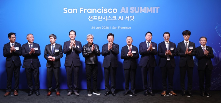 이재명 대통령이 미국 샌프란시스코 미드웨이에서 열린 AI 서밋에서 한·미 기업인들과 함께 기념 촬영을 하고 있다