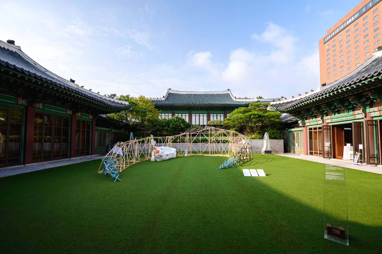 권진규 조각가, 백석 시인, 유리 에고로프의 철학을 담아낸 벤치 조형물