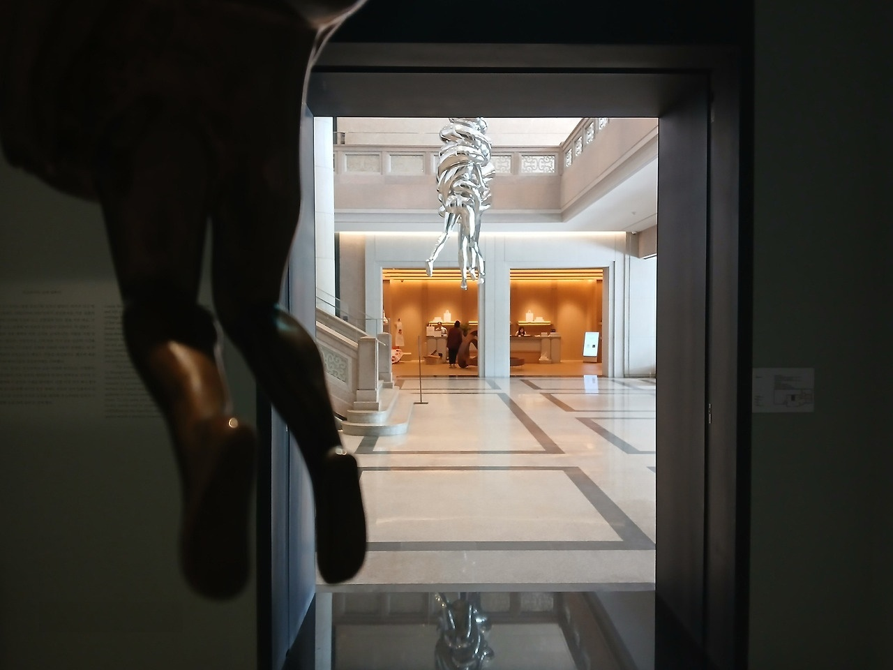 호암미술관 제1 전시장에서 본, 로비에 루이즈 부르주아 작품 '더 커플(The Couple)' 알루미늄 365.1×200×109.9cm 2003 © 김형순, 오마이뉴스