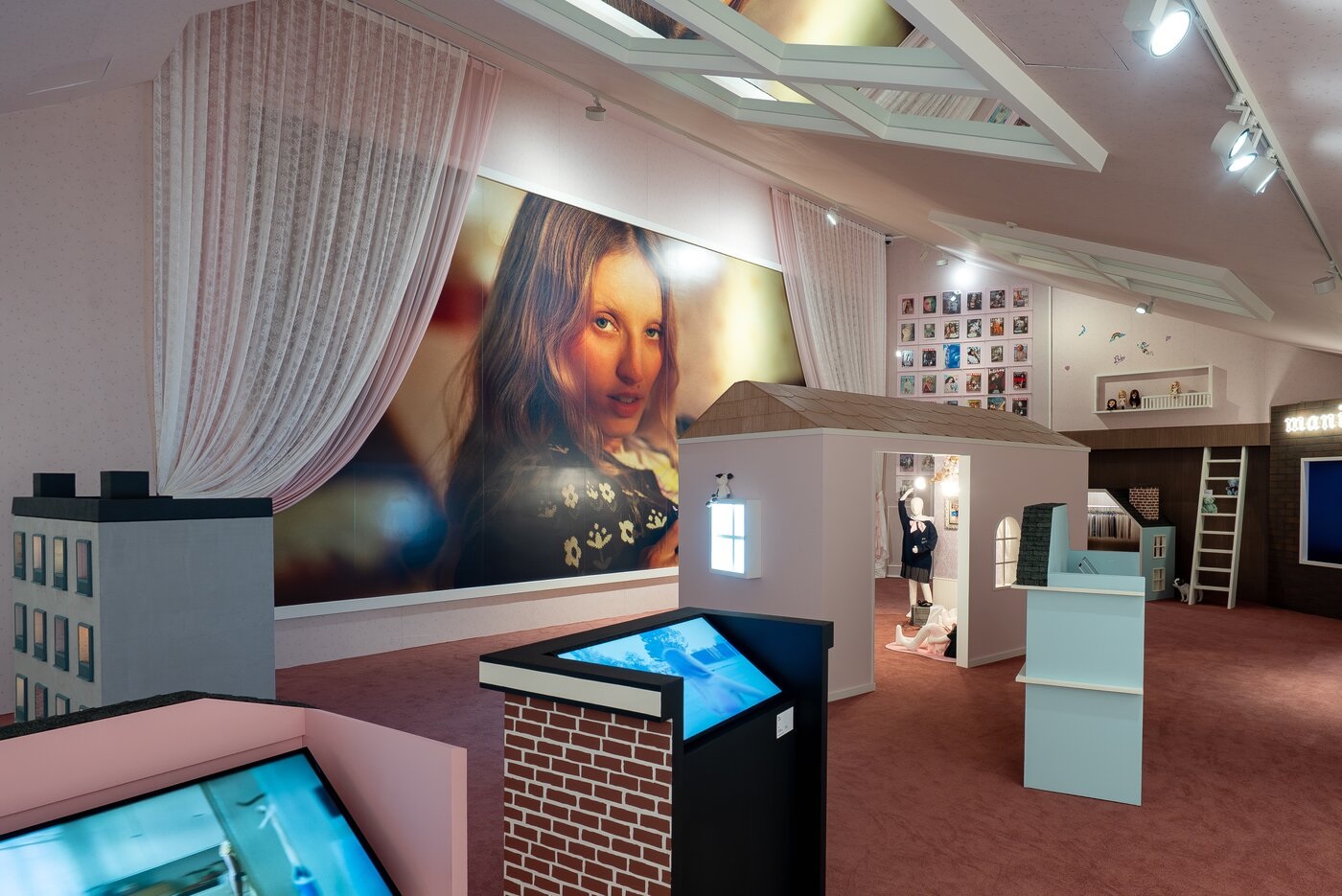 페트라 콜린스 fangirl, New Nostalgia, 2025, courtesy of DAELIM MUSEUM © 대림미술관