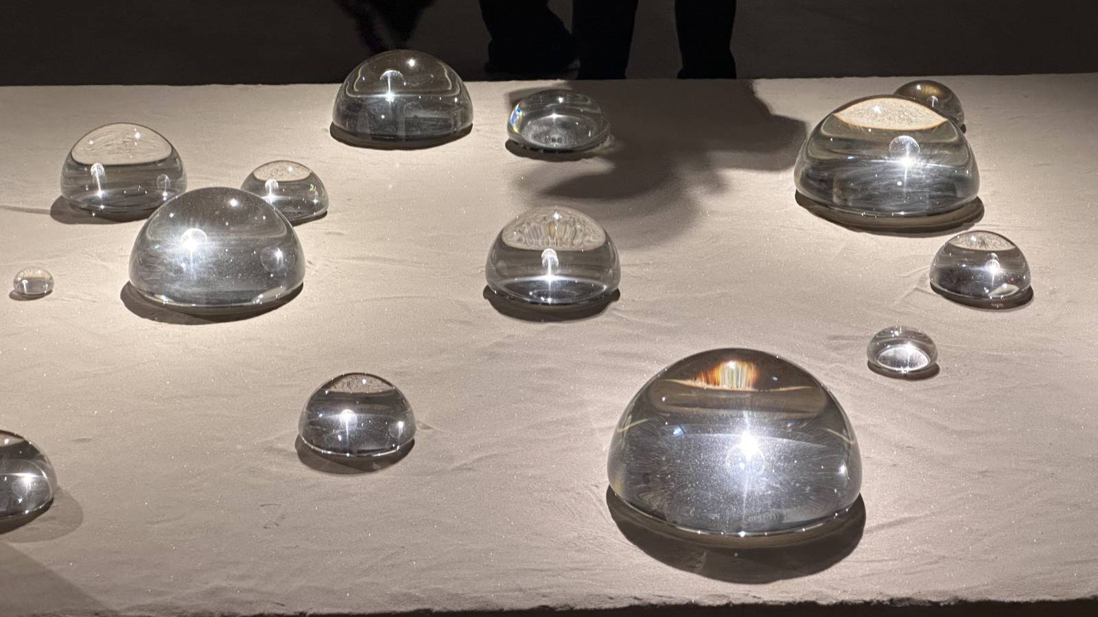 Ceremony, 1993(2025 재제작), 모래, 유리 © 퍼니