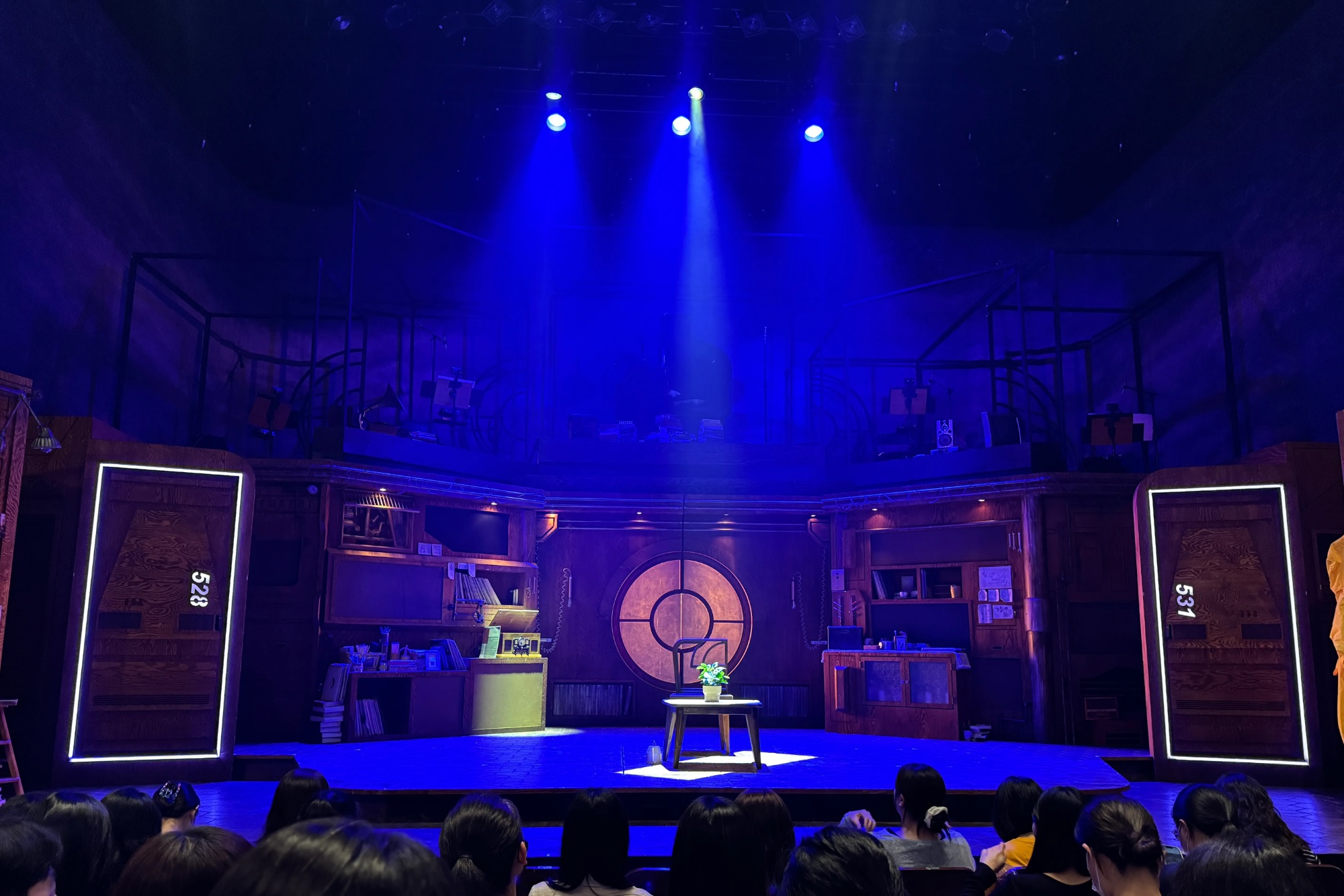 *오연의 무대 모습. 1층엔 올리버와 클레어의 방, 그리고 2층엔 오케스트라석으로만 구성되어 있다.(참고로 중앙의 문이 열리면 제임스가 연주하는 피아노가 나왔음)