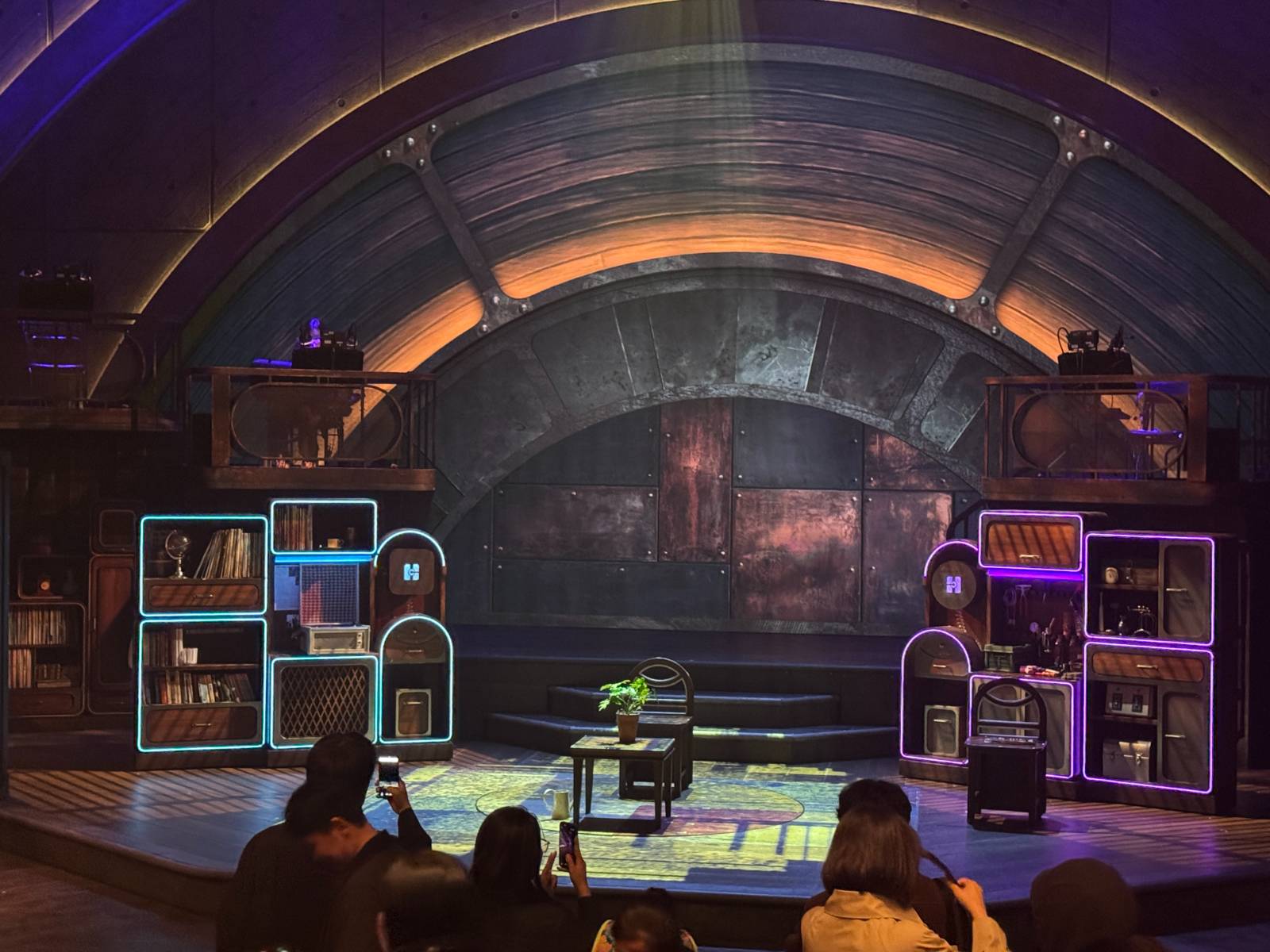 *육연의 무대 모습. 무대의 왼쪽과 오른쪽이 잘린 중앙만 보이는 모습이며, 오케스트라석과 올리버와 클레어방 사이에 올라갈 수 있는 장소가 하나 더 생겼다.