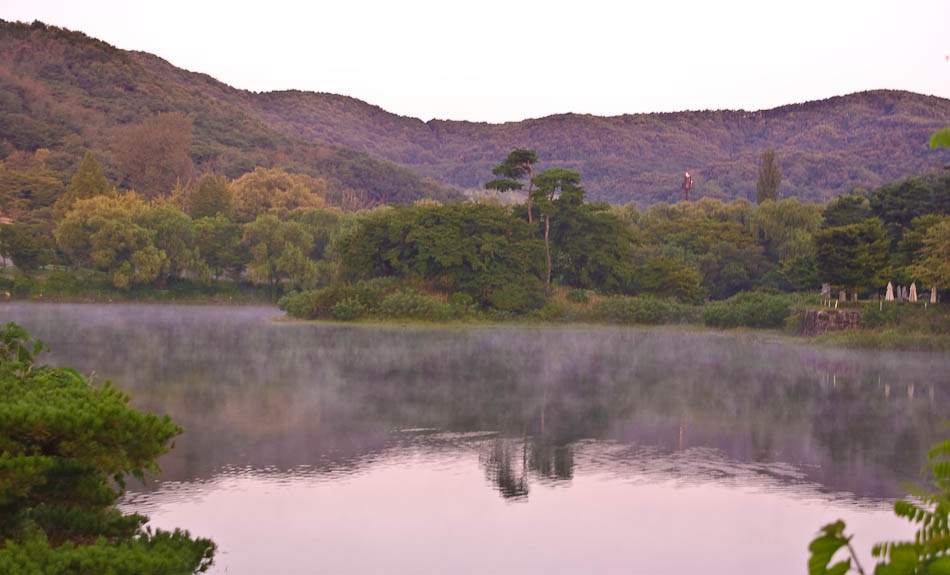 © https://happist.com/13743/희원앞-호수-삼만육천지의-아침