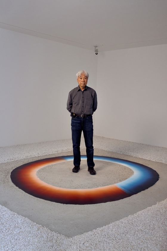 호암미술관 희원에 새로 들어선 '실렌티움'에 선 이우환 © 호암미술관