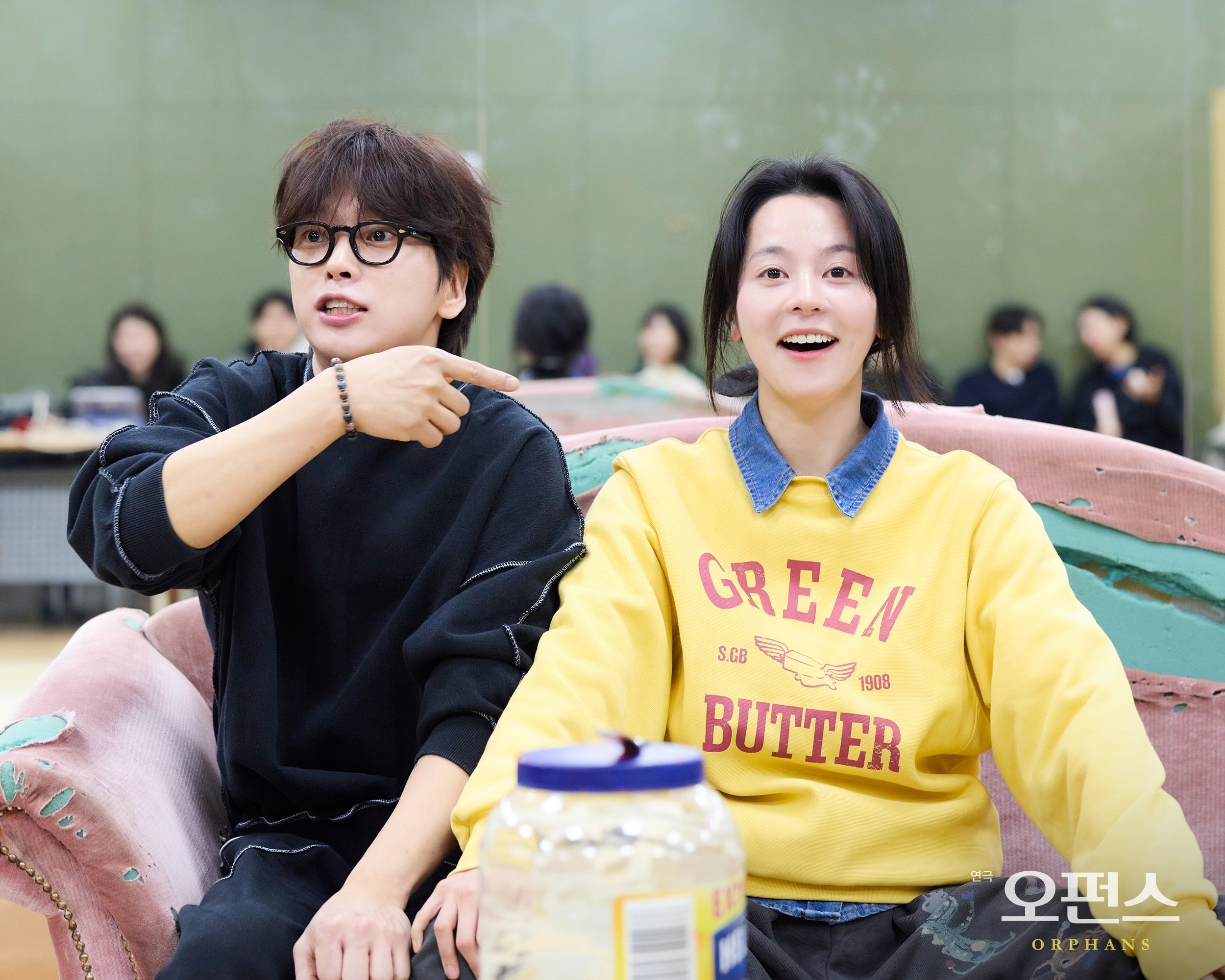 © (주)레드앤블루 x 계정 (@rnbtheatre_kr)