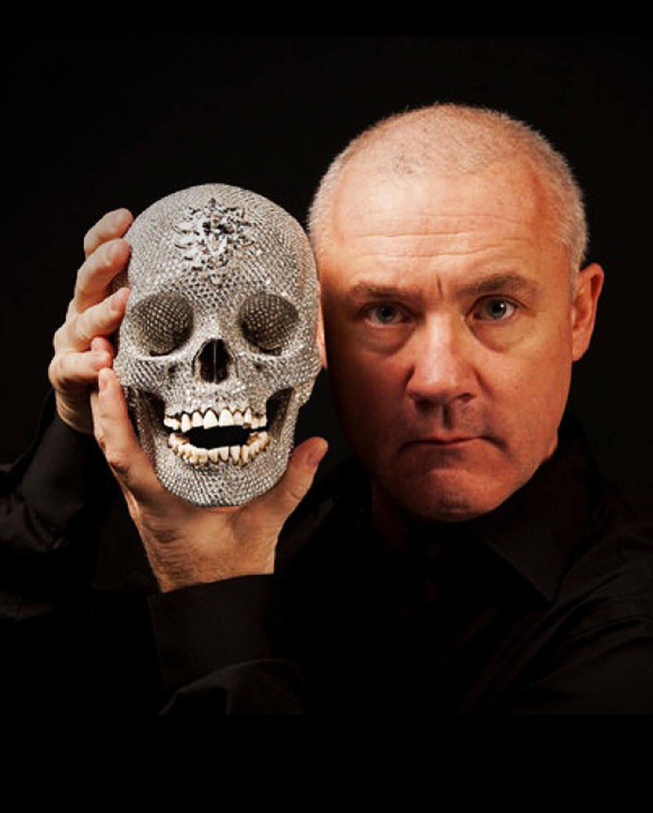 Damien Hirst with For The Love of God, 2012 1_Photographed by Prudence Cuming Associates © 2026 Damien Hirst and Science Ltd. All right