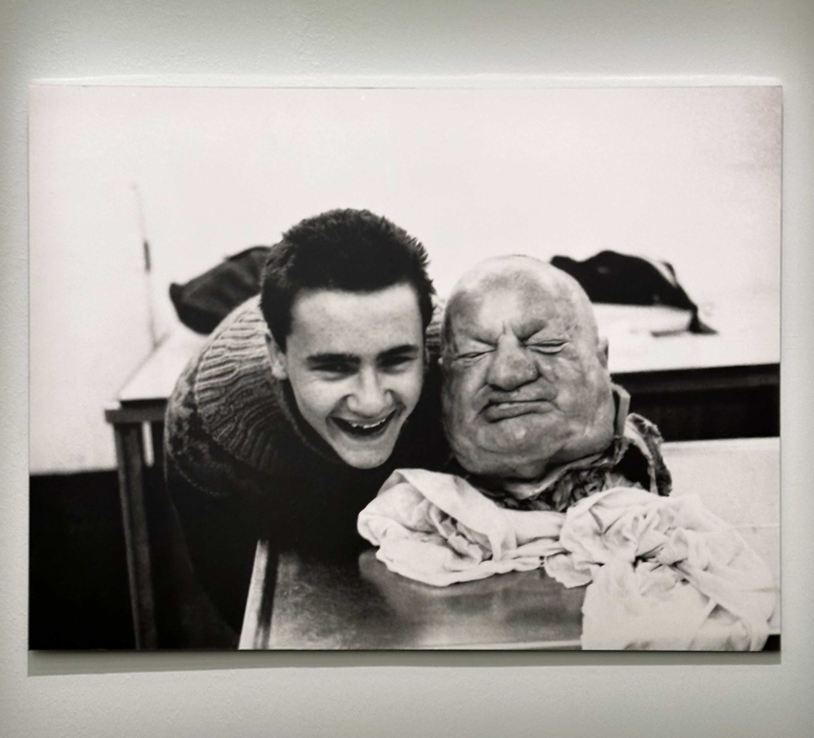 <죽은 사람의 머리와 함께>, 1991, 알루미늄에 사진 프린트 ©&nbsp;퍼니