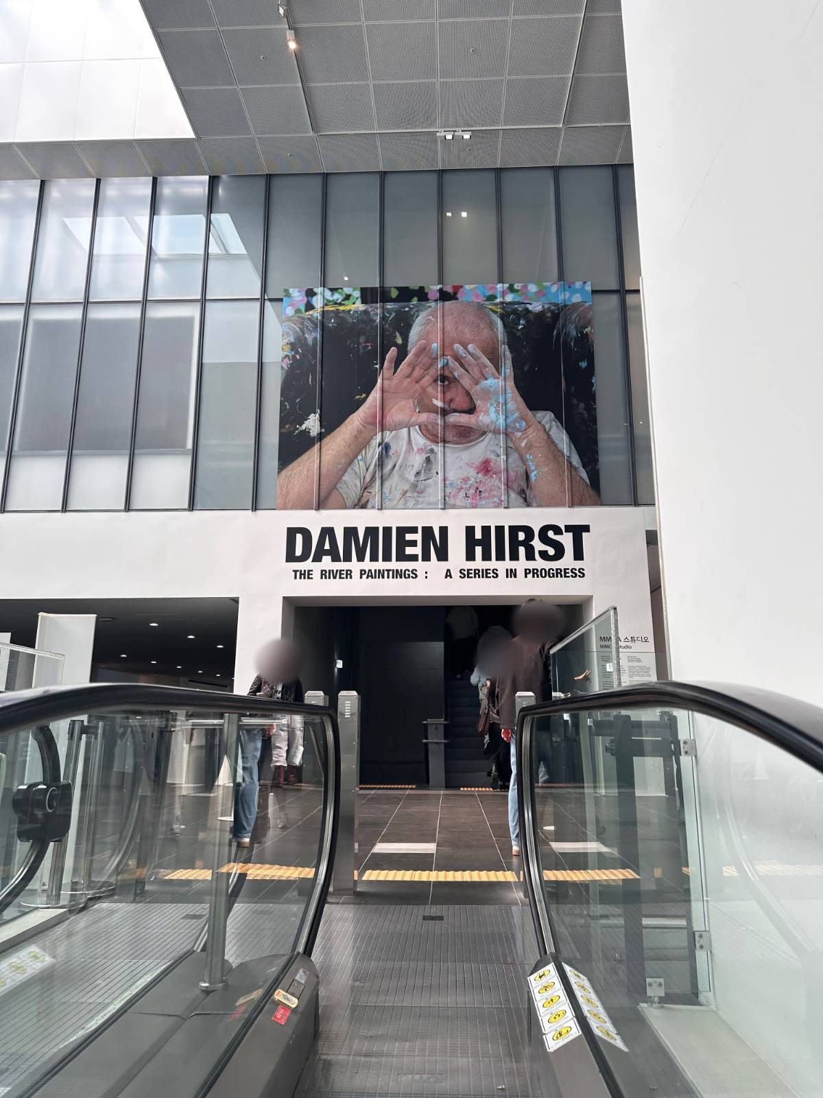 1~3부 관람을 마치고 올라오는 에스컬레이터를 타고 바로 앞에 보이는 곳 계단으로 올라가기 ©&nbsp;퍼니