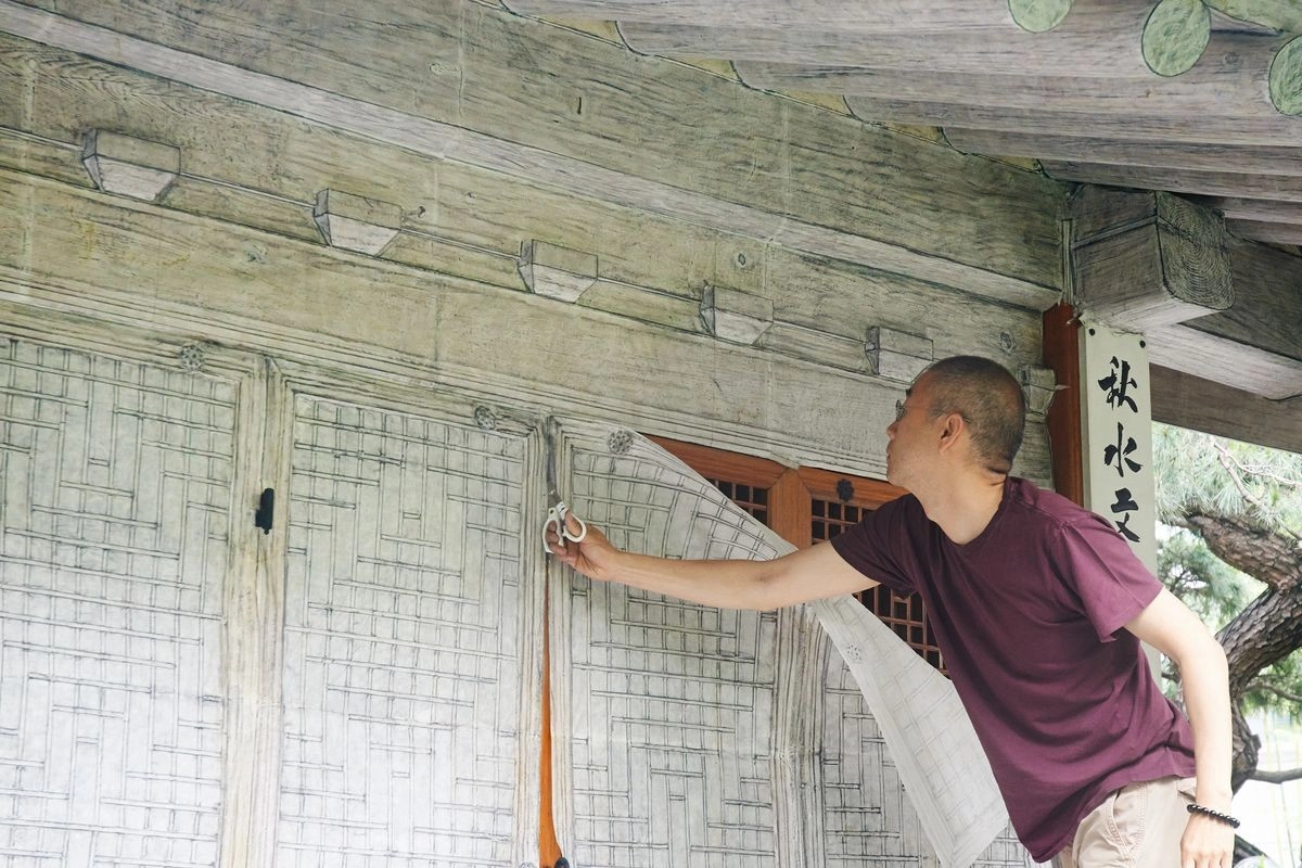 Rubbing/Loving Project: Seoul Home, 2013–2022, 서도호 작가가 작업 중인 모습, 서울 | 이미지: 이민정 © 서도호