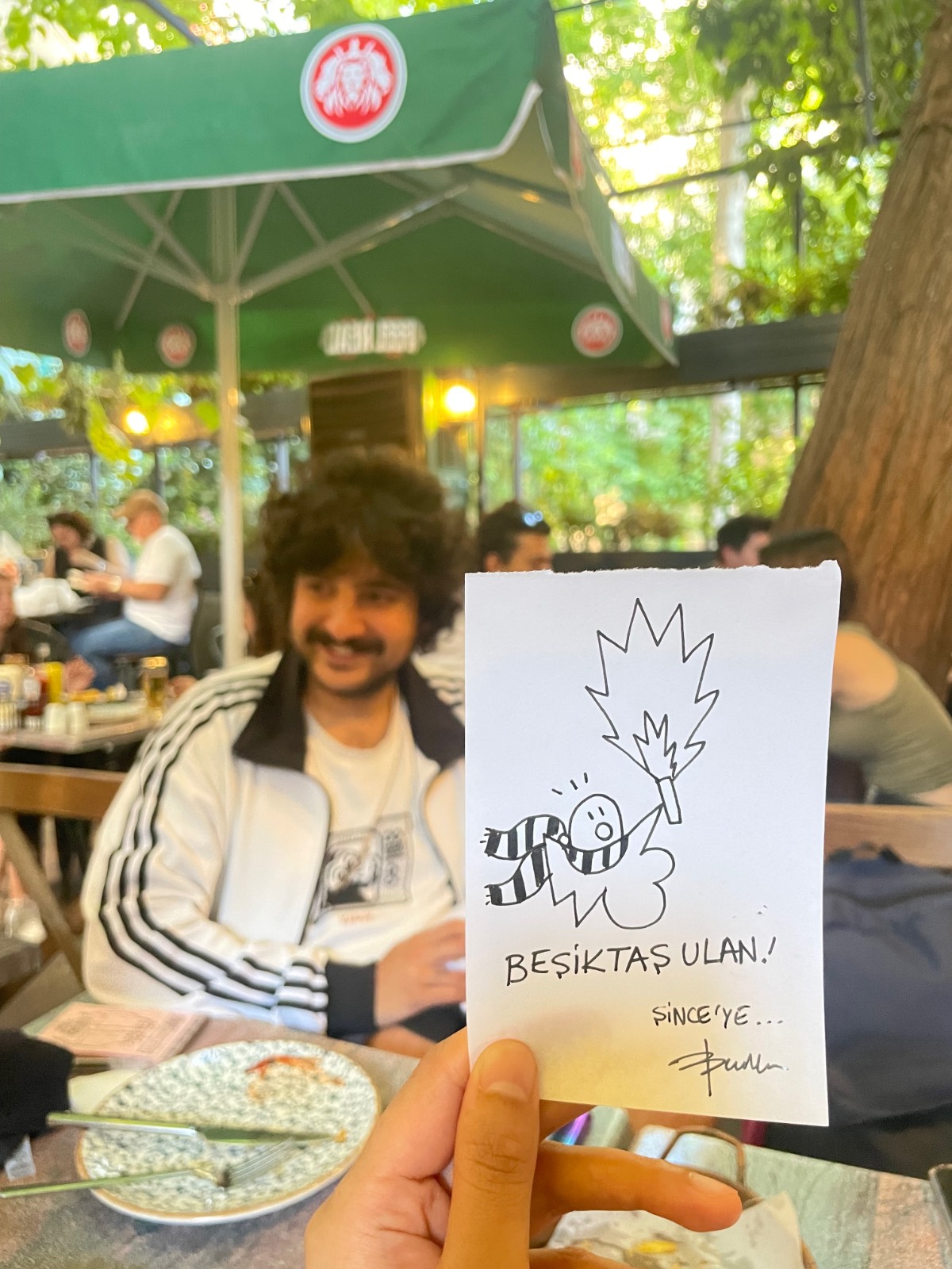 베쉭타쉬의 상징 검/흰 저지를 입은 부르카. 그가 그려준 엽서에는 ‘이게 베쉭타쉬지! 신재에게, 부르카가.’