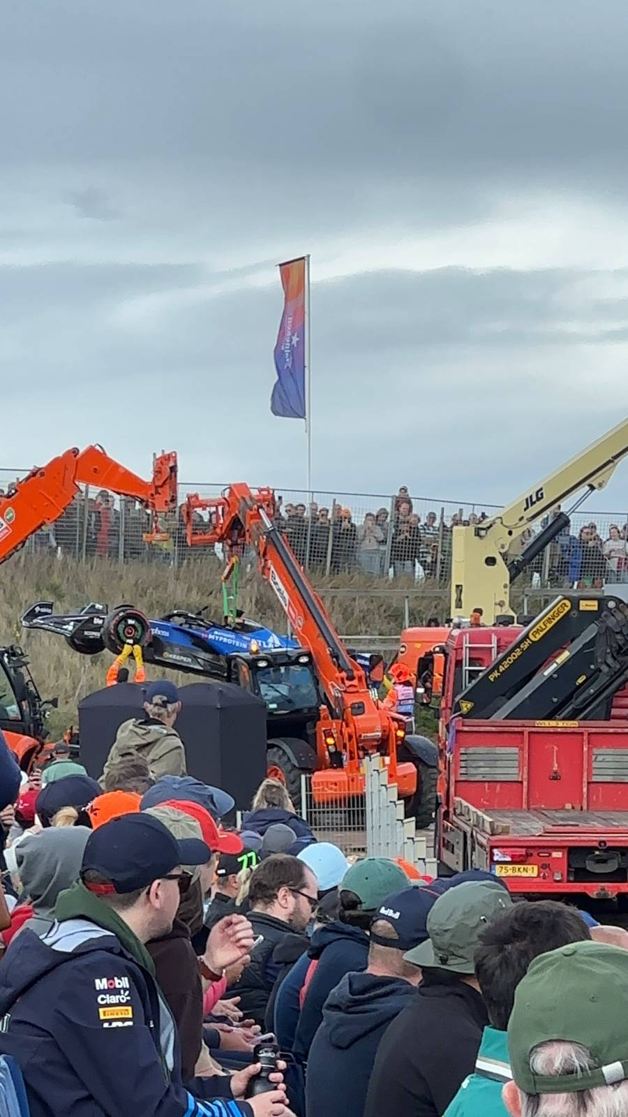 철조망 뒤에 계신 분들이 GA 티켓이고, 저 위치는 좋은 편이에요. 다른 장소는 그냥 흙 언덕? 위에서 봐야해요