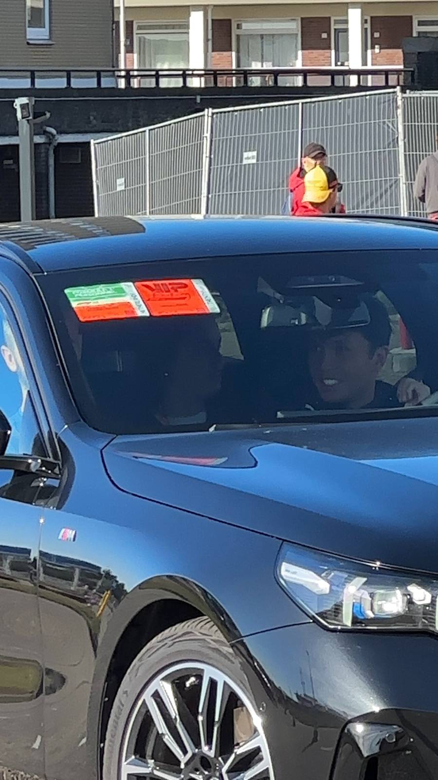 그리고 알본도 봤습니닷. 차량에 빨간색 VIP 딱지 붙은게 드라이버 차량이더라구요