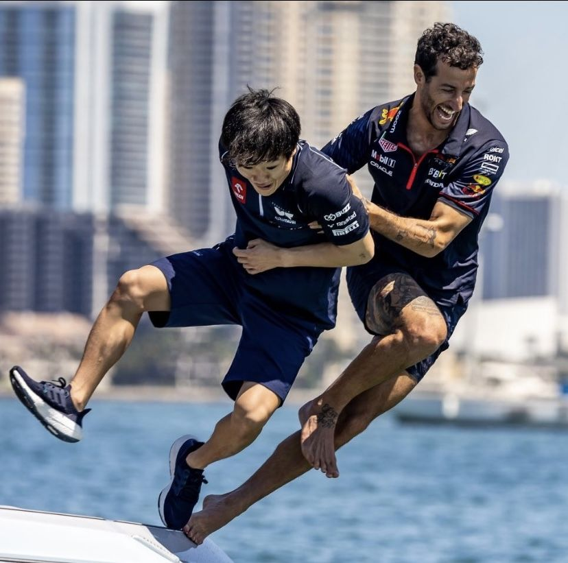 일부러 이사진 골랐어요 