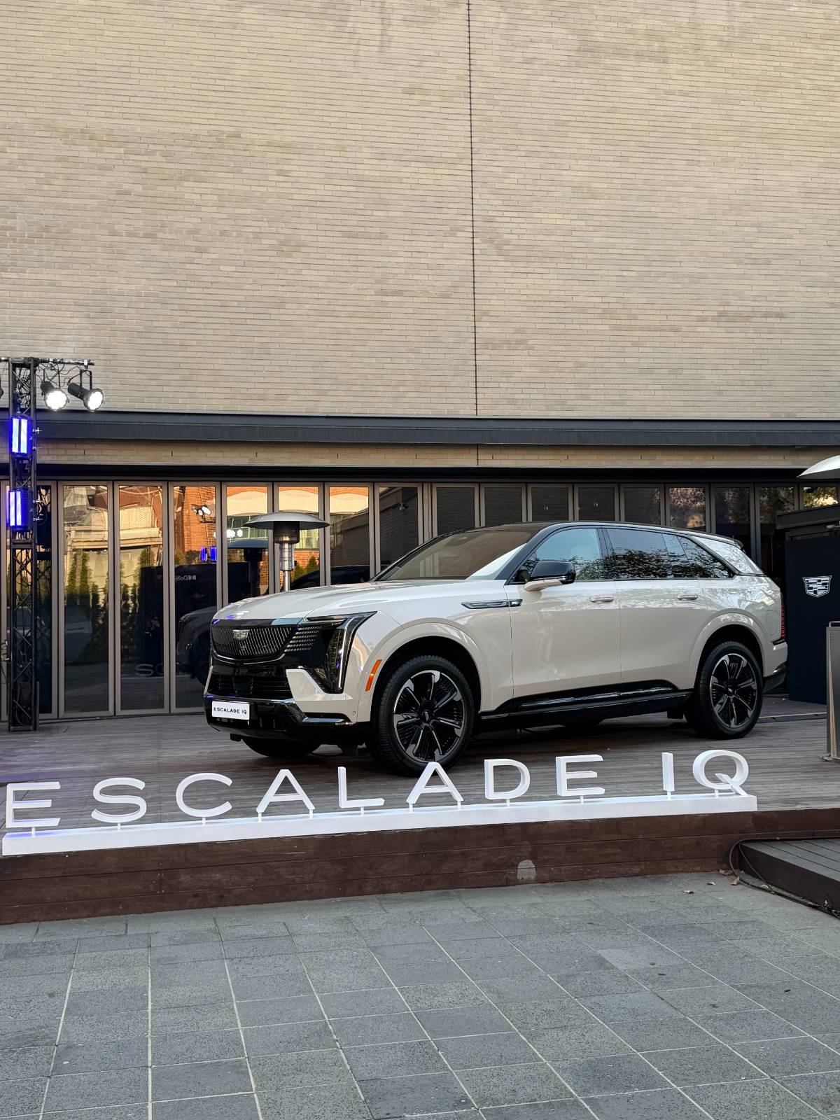 바디 5.7M에... 충전 후 739KM가공식 range인데 사실상 900km이상 이라고. 