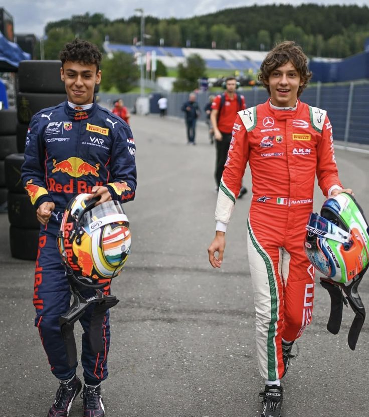 참고로 린드블라드가 하위 리그에서 가장 라이벌로 꼽았던 드라이버가 안토넬리! 안토넬리덕에 성장할 수 있었다고 합니다. 올해부터 둘의 케미도 기대됩니다 ㅎㅎ&nbsp;