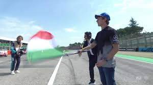 안토넬리는 이몰라 WEC 개막전에서 웨이빙했어요