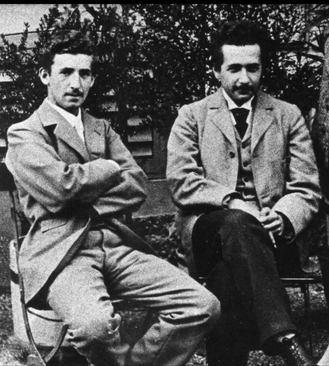 출처 : 인저리타임, 취리히 공과대학 시절 아인슈타인(왼쪽 두 번째)과 마르셀 그로스만(왼쪽 첫 번째)