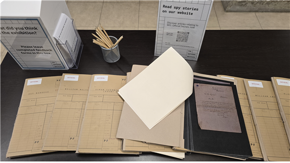 전시실 앞 기록물철 전시