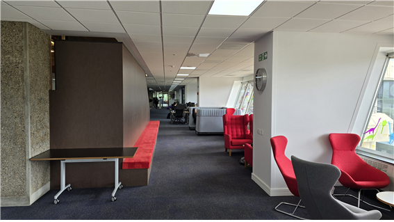 최대한 사람을 피해서 촬영 했지만 사진보다 더 많은 사람이 이용하고 있었다.