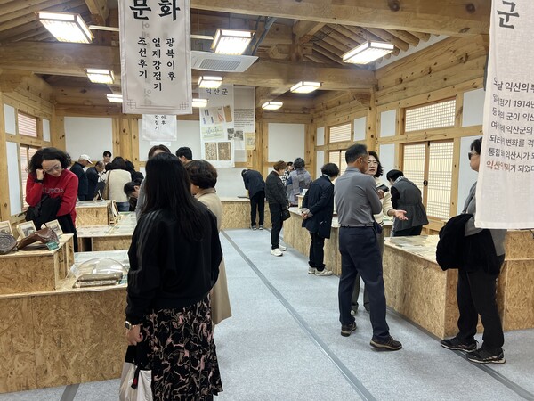 익산 민간기록물 수집 공모전 전시 현장(출처: 아시아뉴스전북)