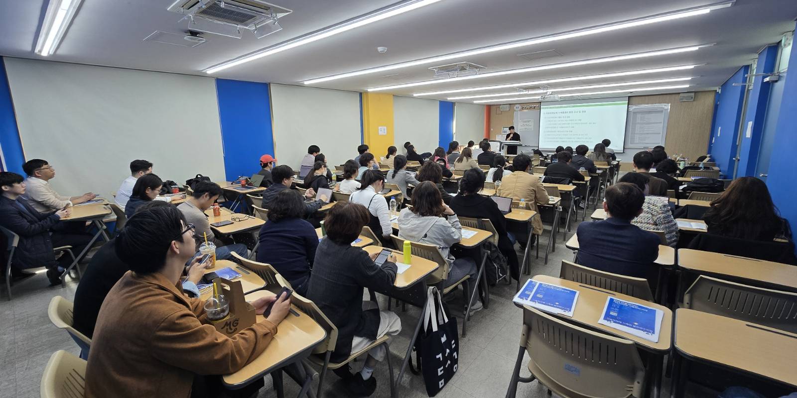 1인 기록관을 넘어, 함께 그리는 기록의 길의 썸네일 이미지