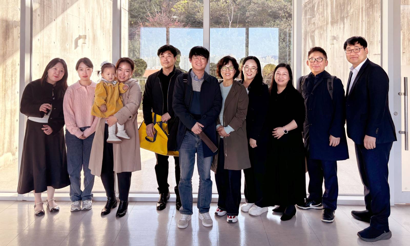 ‘기기모 출범모임 겸 제1회 연구공유회’에는 준비모임 12명 중 10명이 참석했다. 왼쪽으로부터 서아름(청양교육지원청 기록관), 이주연(김제시 기록관), 이도순(한국외대 정보기록학과 객원강의교수), 이경국(영광군 기록관), 채현태(가평군 기록관), 한정은(평택시 기록관), 김미주(익산시 기록관), 신유림(증평기록관), 심성보(전 대통령기록관장), 이생동(이천시립기록원). 참석하지 못한 2명은 이성재(원주시 기록관), 진용찬(당진시 문화관광과).