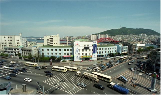 옛 부산시청 전경, [문진우 작가 기증, 원본소장처: 부산근현대역사관]