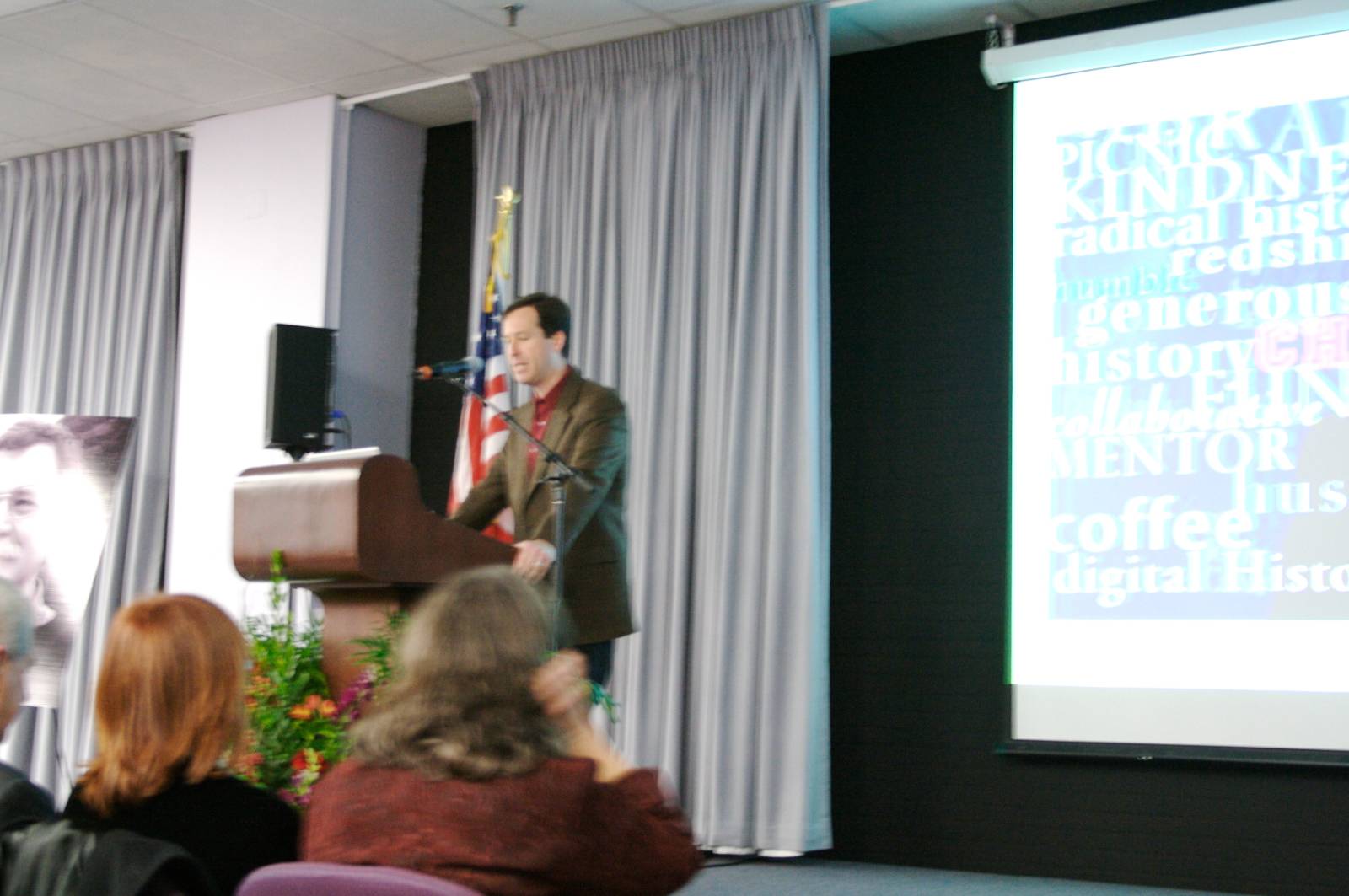 로이의 장례식에서 연설하는 댄 코헨 (로이의 후임 센터장. DPLA 초대 사무국장)