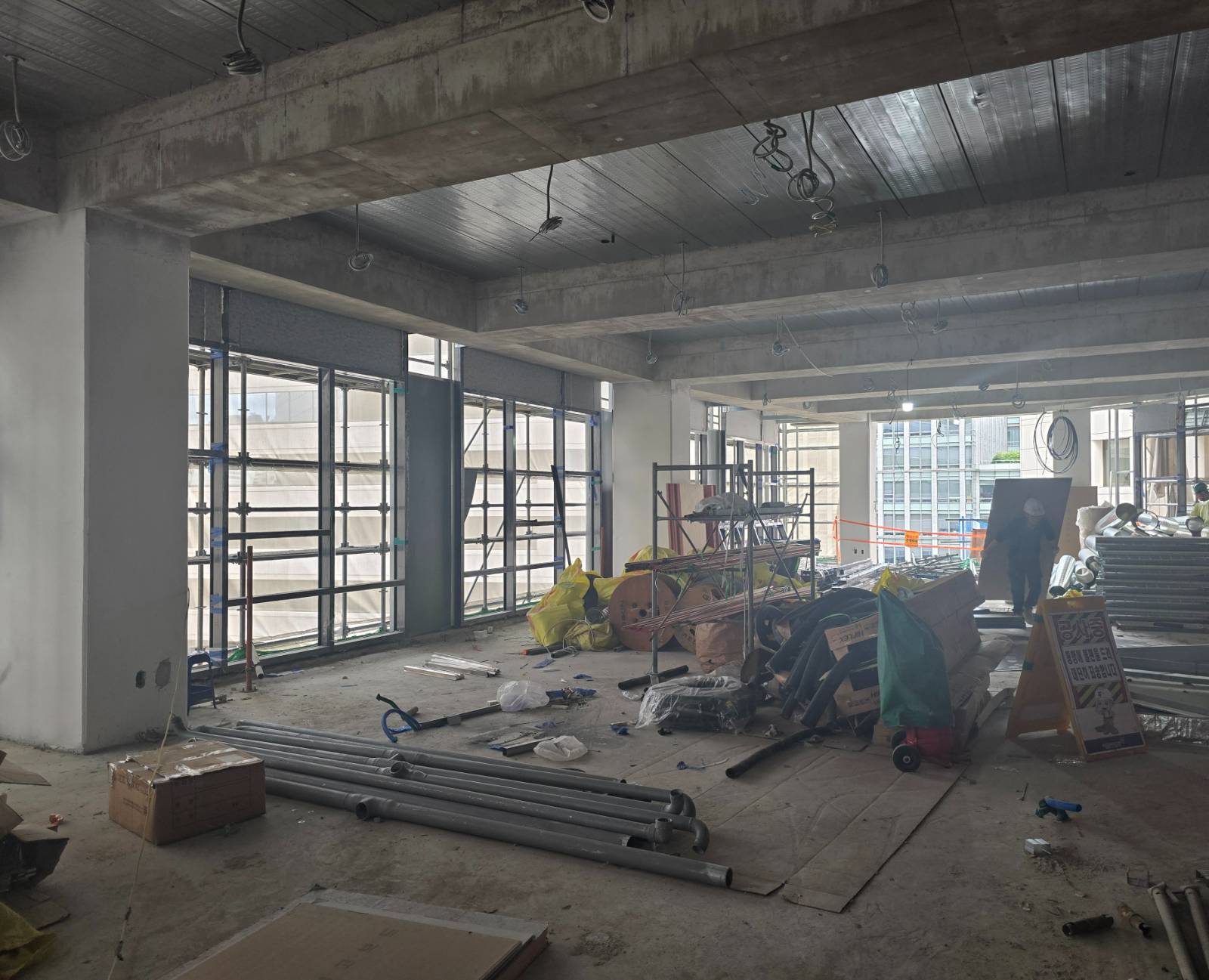 2025년 8월 2일 공사현장이다. 실제로 가면 되게 넓은 공간이고, 콘크리트 기둥을 제외하고 외부는 전부 통유리가 설치된다.